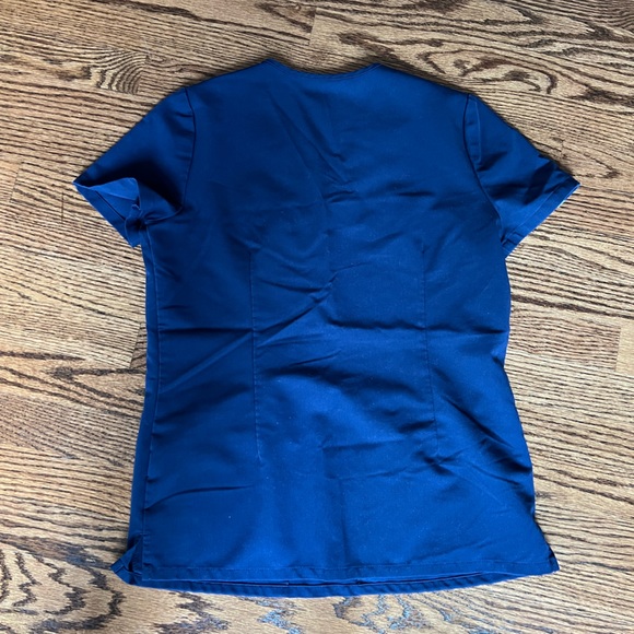 FIGS Casma™ Three-Pocket Scrub Top Navy XS - Picture 3 of 4